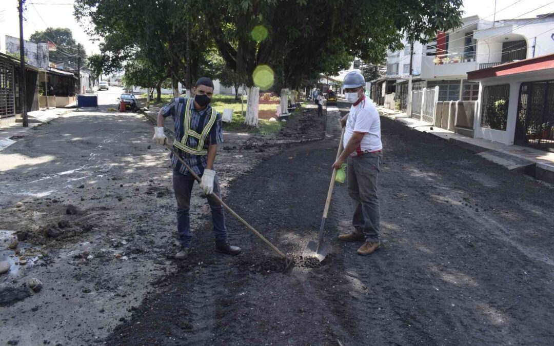 Trabajo mancomunado: Comunidad y Alcaldía pavimentan vías tras liquidación de contrato de asfaltita.