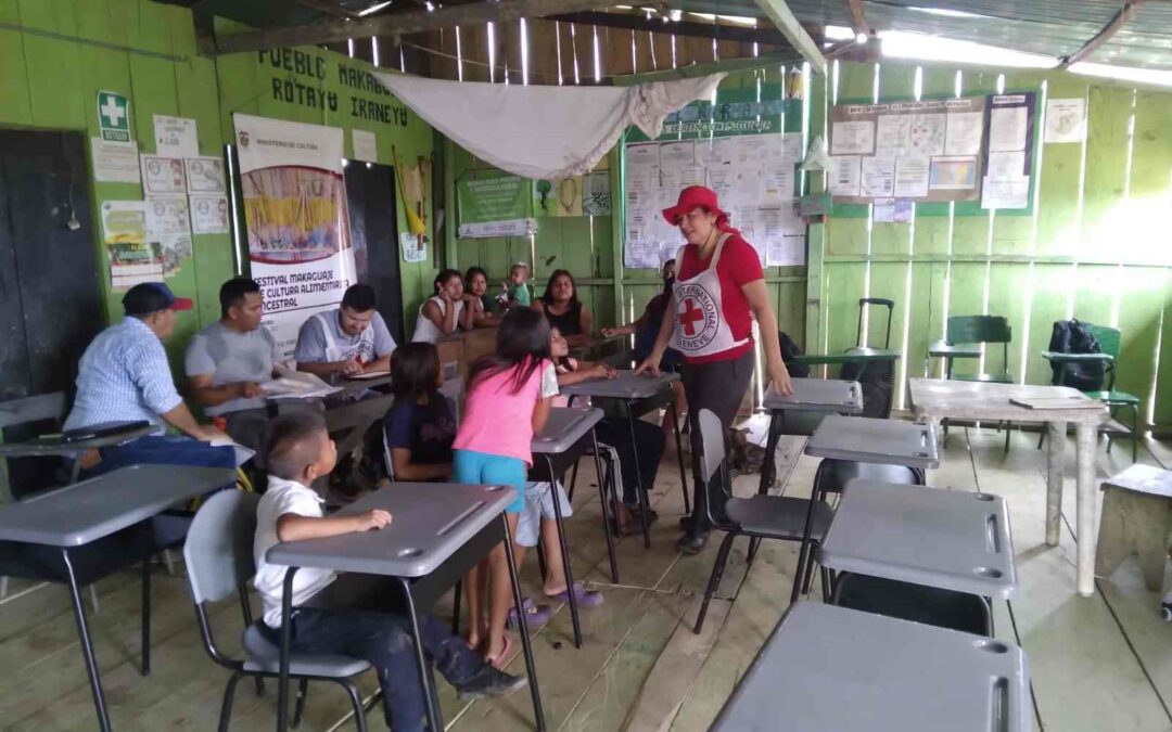 CICR Colombia brinda apoyo educativo en Solano, Caquetá: Entrega de mobiliario escolar a estudiantes indígenas.