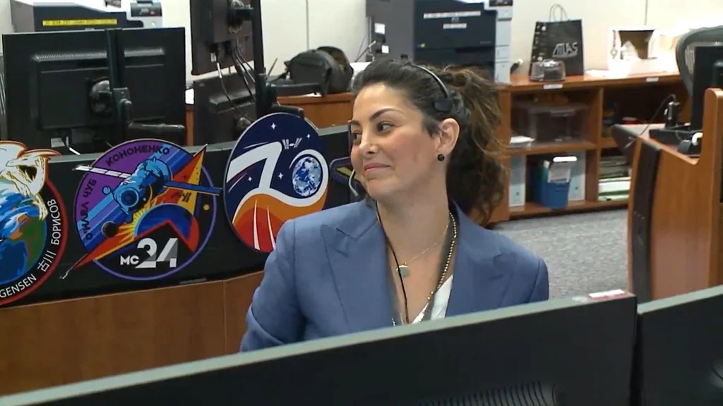 Diana Trujillo, la colombiana que dirige vuelos en la NASA con orgullo patrio.